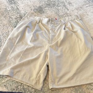 😀 Izod Men's Cream Flat Front Shorts